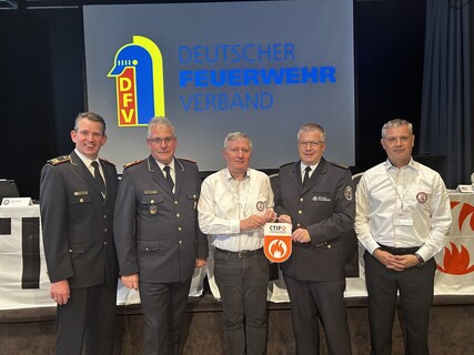 Gruppenbild mit DFV-Präsident Heinz Banse und Landesbranddirektor Dr. Karsten Homrighausen