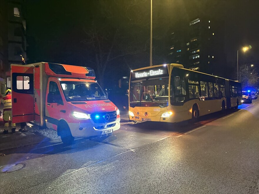 Evakuierungs-Bus und RTW zur Betreuung