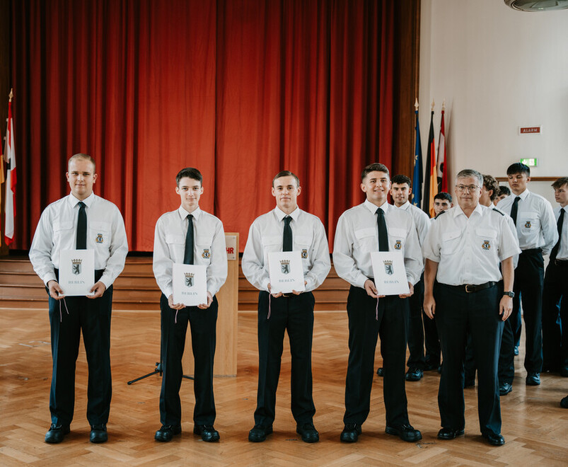 Gruppenbild der Ernannten und Beförderten