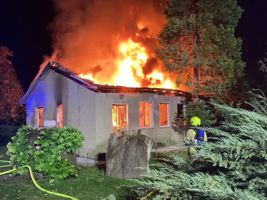 Das Gebäude steht in Vollbrand.