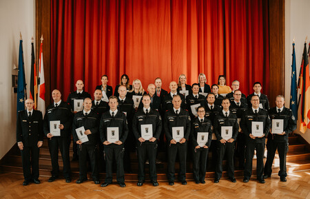 Gruppenbild aller beförderten Dienstkräfte und der Tarifbeschäftigten