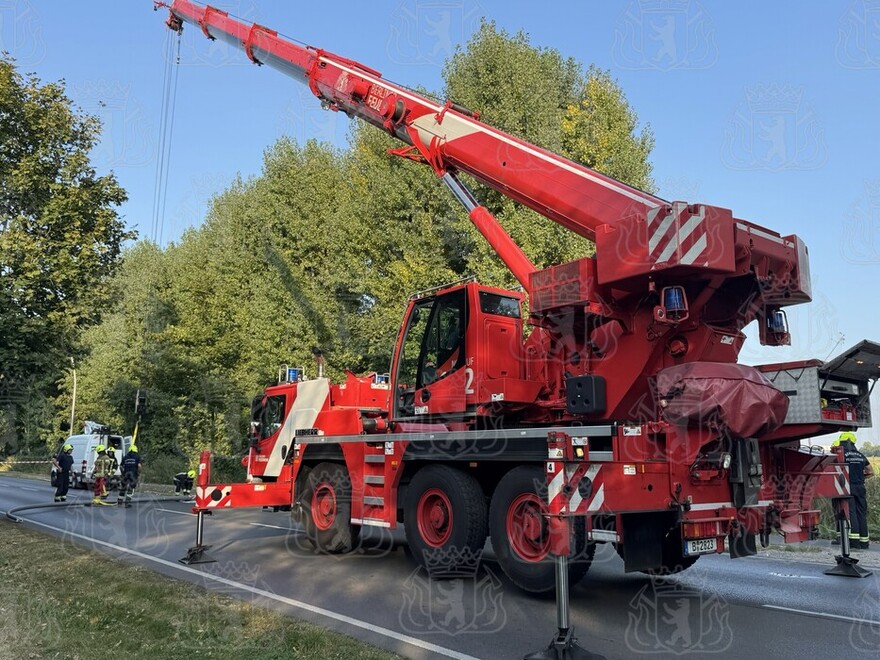 Feuerwehrfrau leg die abgetragenen Laterne ab.