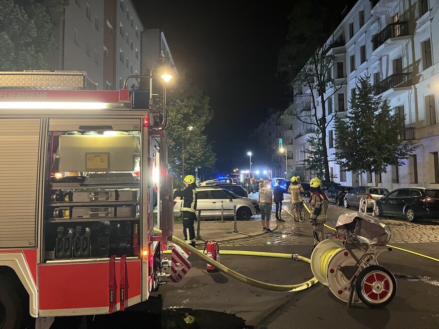 Feuerwehrauto vor Einsatzstelle