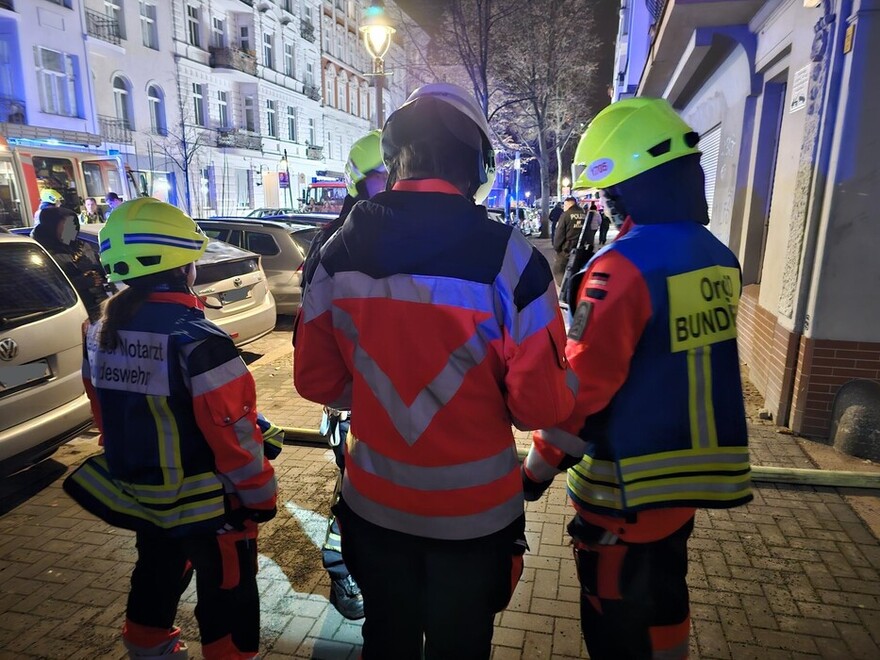 Rettungskräfte vor der Einsatzstelle