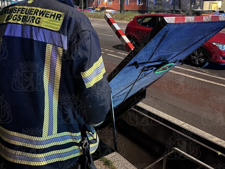 Feuerwehrmann aus Augsburg in seinem externen Ausbildungsabschnitt vor geöffnetem Notausstieg der U-Bahn