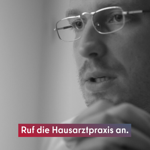 Person mit Brille, Text Ruf die Hausarztpraxis an