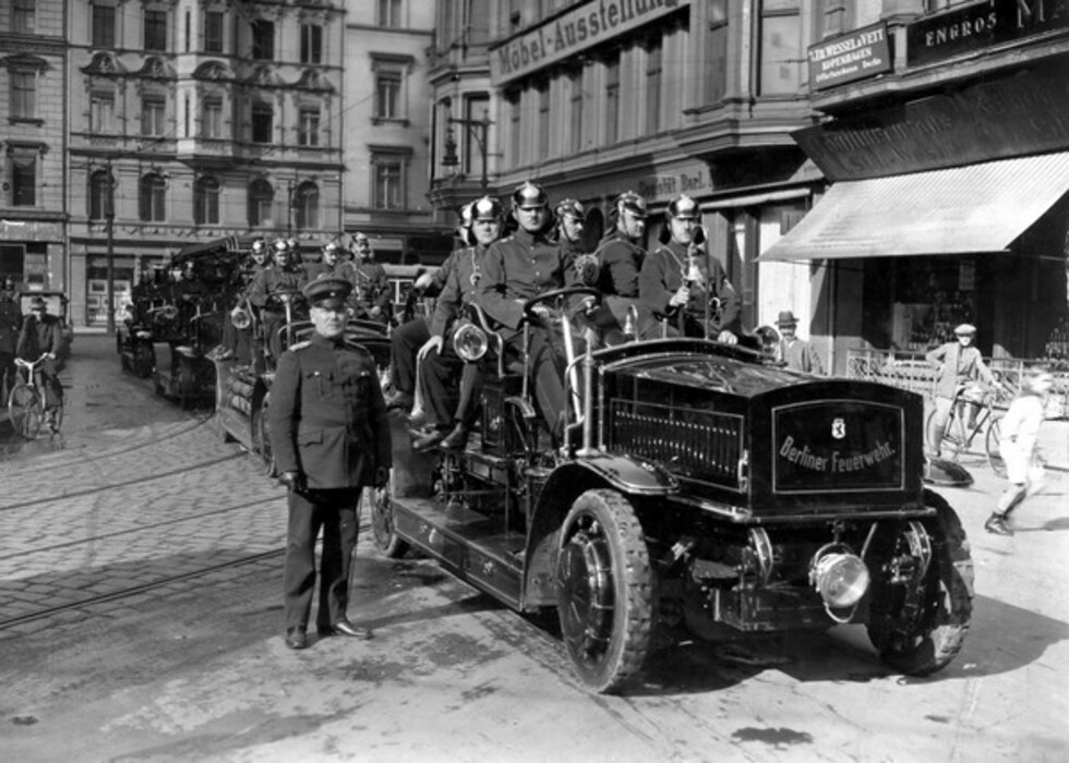 Löschzug mit Besatzung auf der Straße