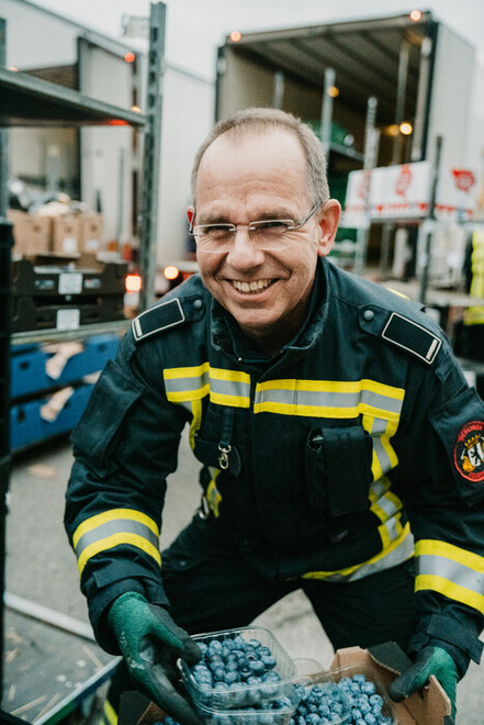 Helferinnen und Helfer beim Sortieren und Verladen