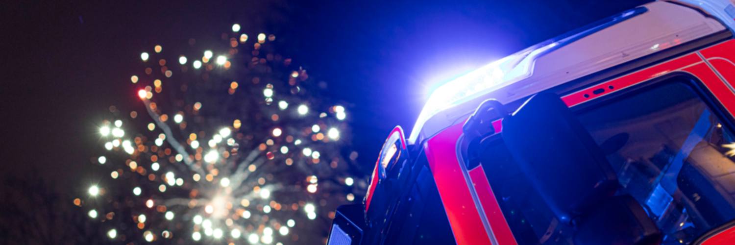 Blaulicht und Feuerwerk im Hintergrund