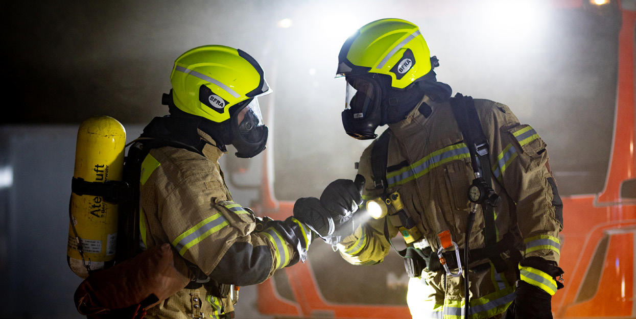 Zwei Feuerwehrleute im Einsatz