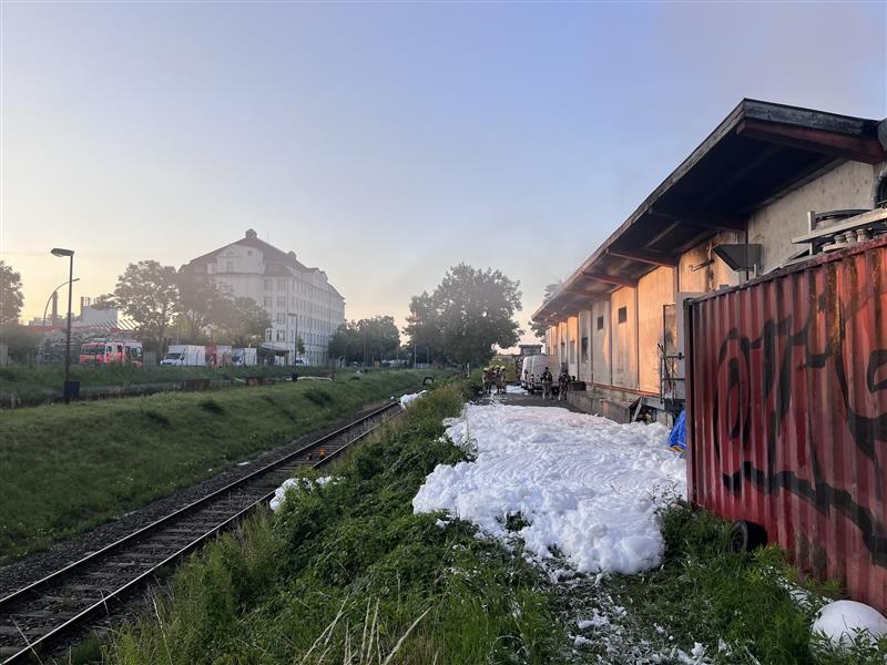 Schaummittelreste vor dem Brandobjekt