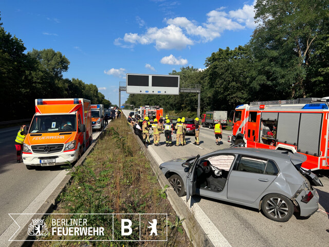 Unfallwagen und Komplettsperrung der A 115