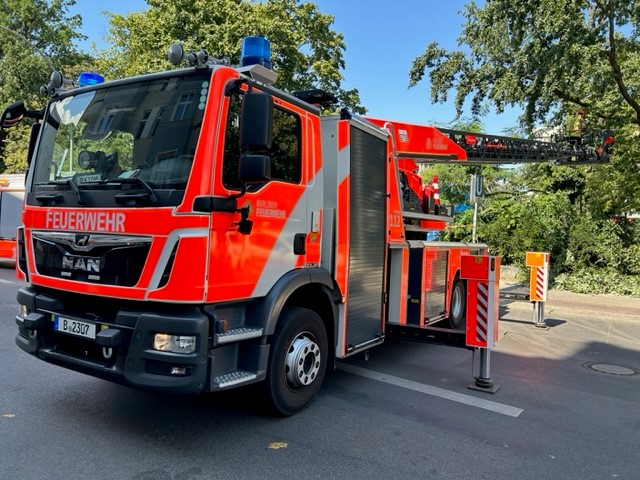 Einsatz der Drehleiter zur Sicherung der Einsatzstelle