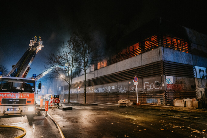 Brandbekämpfung über die Drehleiter bei einem Brand in einem Parkhaus