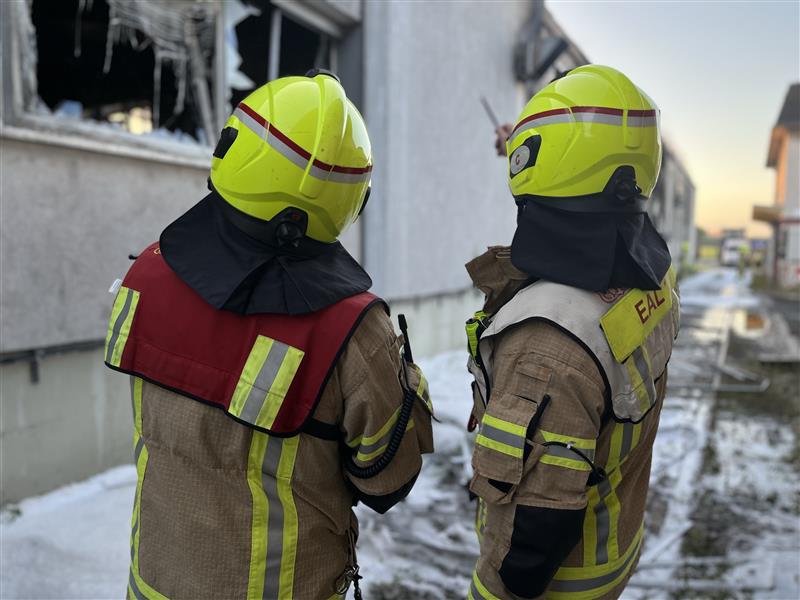 Einsatzabschnittleiter bespricht sich mit Staffelführer